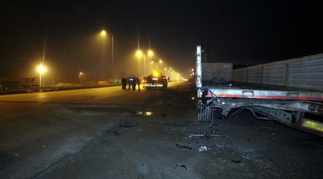 Otomobil park halindeki tıra çarptı: 1 ölü, 2 yaralı