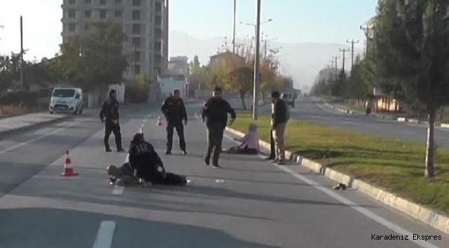 Otomobilin çarptığı anne ve oğlu yaralandı