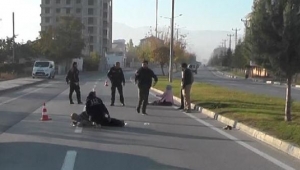 Otomobilin çarptığı anne ve oğlu yaralandı