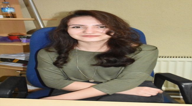 Sokak köpeğini şalıyla ısıttı