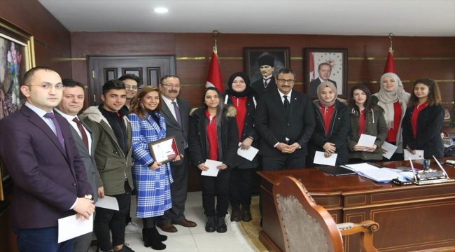Vali Sarıfakıoğulları, TSKGV'ye bağış yapan öğrencileri ödüllendirdi