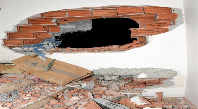 Yamaçtan kopan kaya parçaları binaya zarar verdi