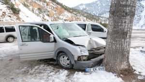Yamaçtan kopan kaya parçası araca çarptı: 4 yaralı