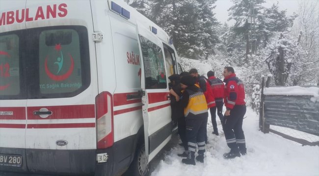Yoğun kar yağışına rağmen yaşlı kişiyi hastaneye ulaştırdılar