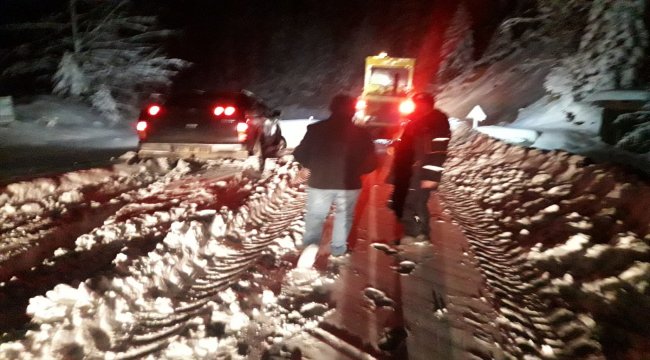 Yolda mahsur kalan 4 kişi kurtarıldı