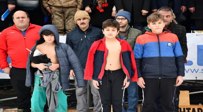 Açık havada kar yağışı altındaki güreşler büyük ilgi çekti