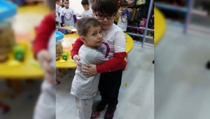 Afgan ve Suriyeli çocuklara mutluluk taşıyorlar