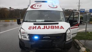Ambulans ile otomobil çarpıştı: 3 yaralı
