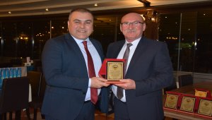 Başkan Erener, meclis üyelerine plaket verdi
