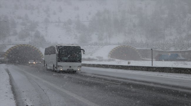Bolu Dağı'nda kar yağışı etkisini arttırdı