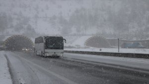 Bolu Dağı'nda kar yağışı etkisini arttırdı