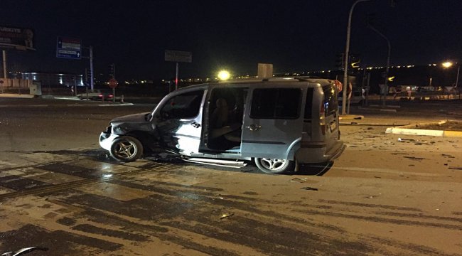 Çorum'da hafif ticari araçla otomobil çarpıştı: 4 yaralı