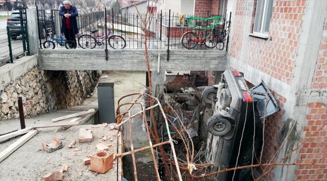 Çorum'da otomobil evin bahçesine düştü: 2 yaralı