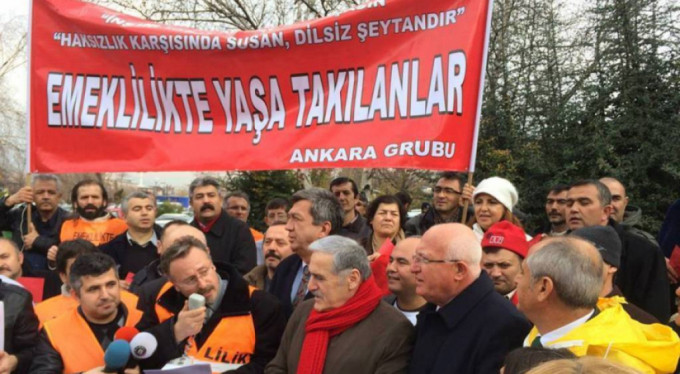 Emeklilikte yaşa takılanlar salonlara sığmadı