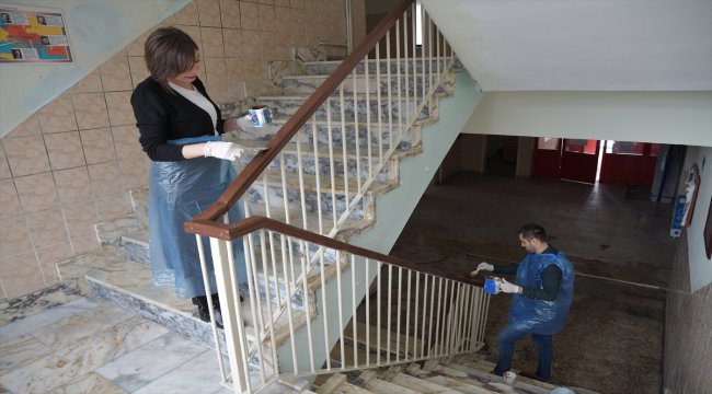 Eskiyen merdiven korkuluklarını öğretmenler boyadı