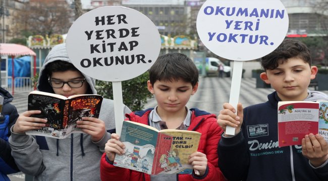 Farkındalık oluşturmak için meydanlarda kitap okudular