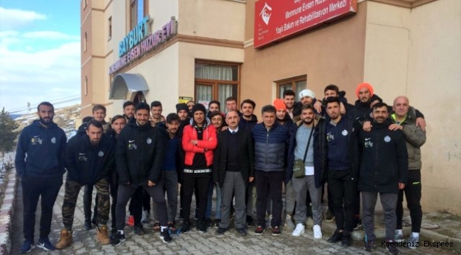 Futbolcular huzurevi sakinlerini ziyaret etti