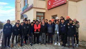 Futbolcular huzurevi sakinlerini ziyaret etti