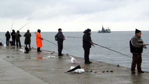 Hem balık tutuyor hem de deniz temizliği yapıyorlar