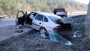 İstinat duvarına çarpan otomobildeki baba-oğul yaralandı