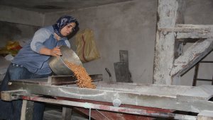 Kayınpederinin su değirmenini 7 yıldır işletiyor