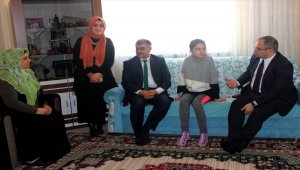 Kaymakam Üçer'den evde eğitim gören öğrencilere ziyaret