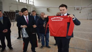 Kaymakam Vekili Arabacı'dan sporculara hediye