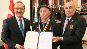 Kore Gazisi Kandemir'e madalya ve beratı teslim edildi