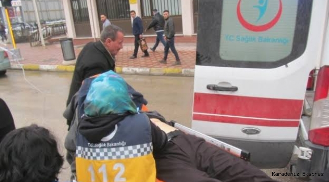 Kriz geçiren yaşlı adama otomobilde yapılan kalp masajı güvenlik kamerasında