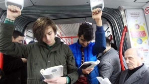 Liseliler tramvayda kitap okudu