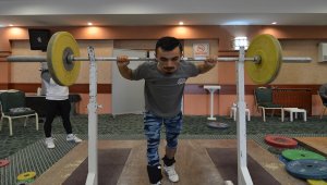Milli halterciler Avrupa Şampiyonası'na hazırlanıyor
