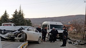 Minibüs ile otomobil çarpıştı: 10 yaralı