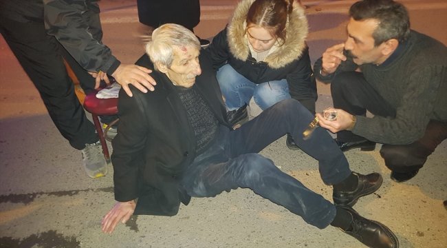 Motosikletin çarptığı yaya yaralandı