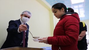 Müdür vekili işçi gibi çalıştı, öğrenciler yemekhaneye kavuştu