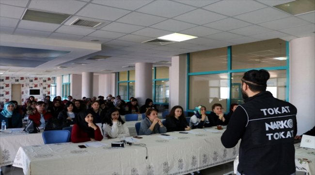 Polisten üniversite öğrencilerine uyuşturucu eğitimi