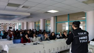 Polisten üniversite öğrencilerine uyuşturucu eğitimi