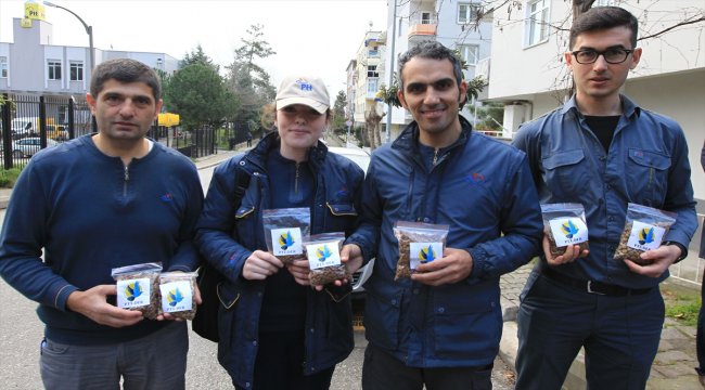 PTT çalışanlarından sokak hayvanlarına teslimat