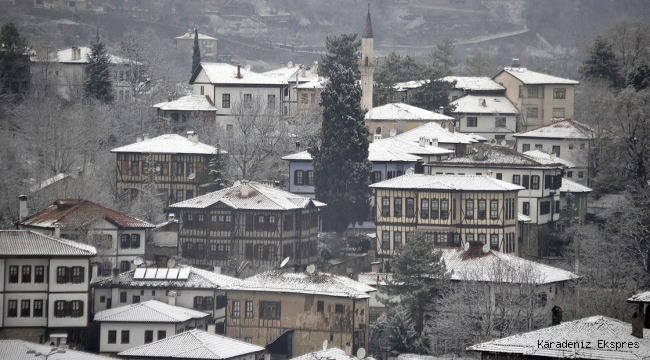 Safranbolu konakları beyaza büründü