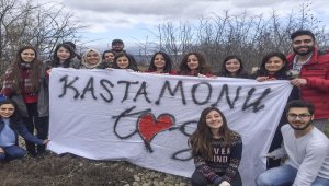 Üniversite öğrencilerinden sokak hayvanlarına yiyecek ve battaniye