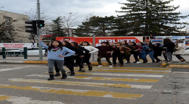 Yaya geçidinde halk oyunu oynadılar