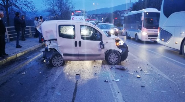 Zincirleme trafik kazası: 2 yaralı