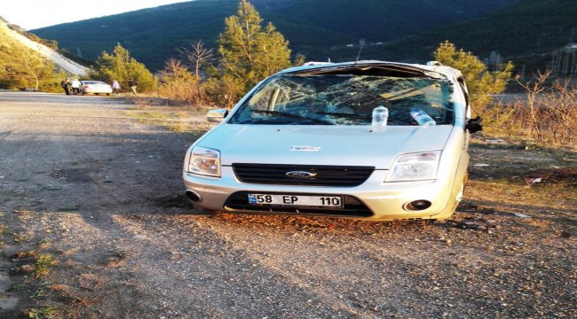 Amasya'da hafif ticari araç devrildi: 2 yaralı