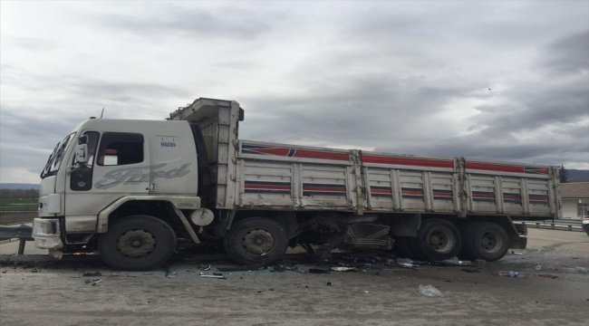 Amasya'nın Merzifon ilçesinde yolcu otobüsü ile kamyonun çarpışması sonucu çok sayıda kişi yaralandı, olay yerine sağlık ekipleri sevk edildi.
