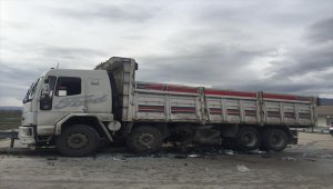 Amasya'nın Merzifon ilçesinde yolcu otobüsü ile kamyonun çarpışması sonucu çok sayıda kişi yaralandı, olay yerine sağlık ekipleri sevk edildi.