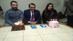 Bakan Dönmez, gençlerin doğum gününü kutladı