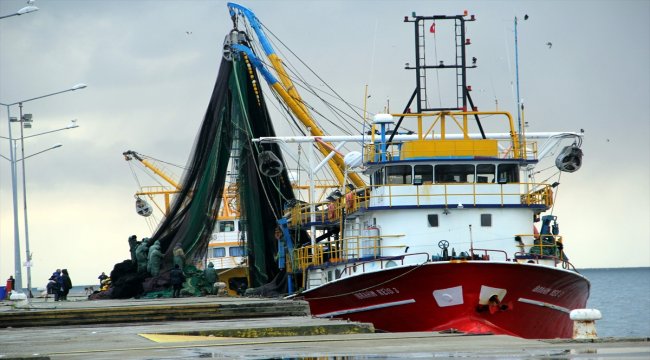 Balıkçıların ağ onarımı mesaisi