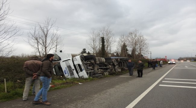 Devrilen tırın sürücüsü kazayı yara almadan atlattı