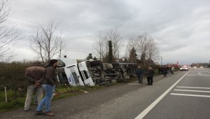 Devrilen tırın sürücüsü kazayı yara almadan atlattı