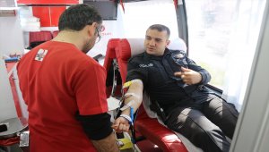 Emniyet personelinden Kızılay'a kan bağışı