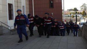 Evden çaldıkları eşyalarla yakalandılar